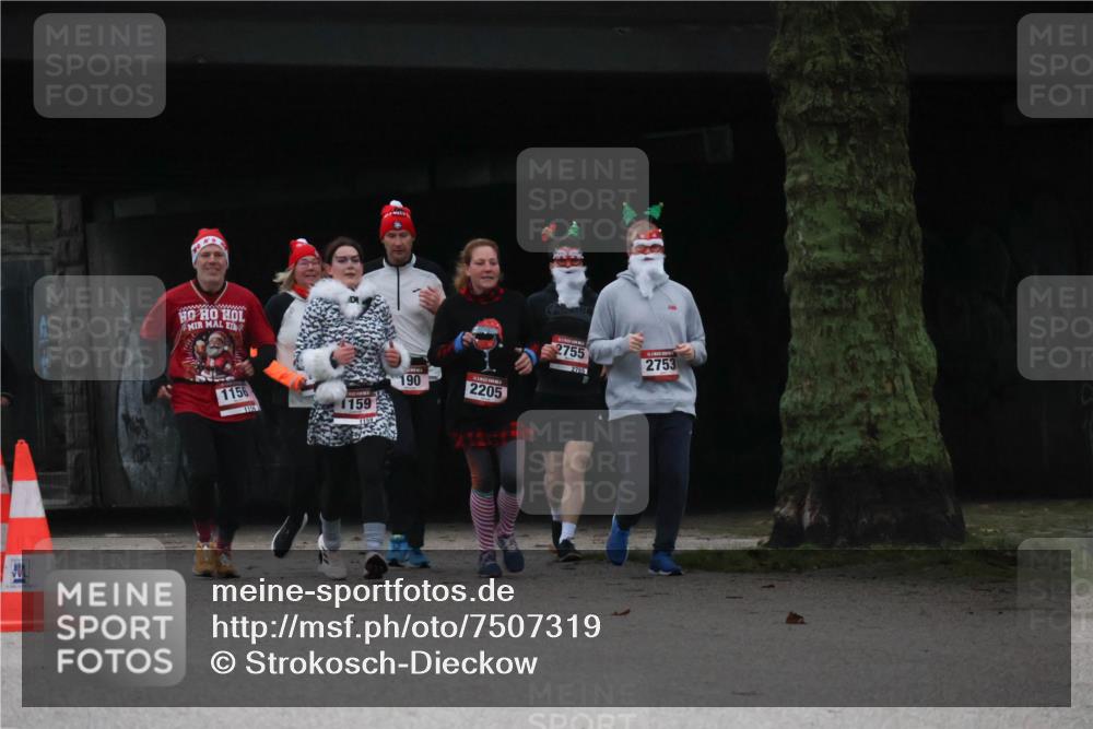 08.12.2024 - St. Pauli X-Mass-Run No. 14 Strokosch-Dieckow http://msf.ph/oto/7507319 08.12.2024 09:44:51 Laufen 1156, 1156, 1159, 190, 2205, 2755, 2755, 2753 meine-sportfotos.de