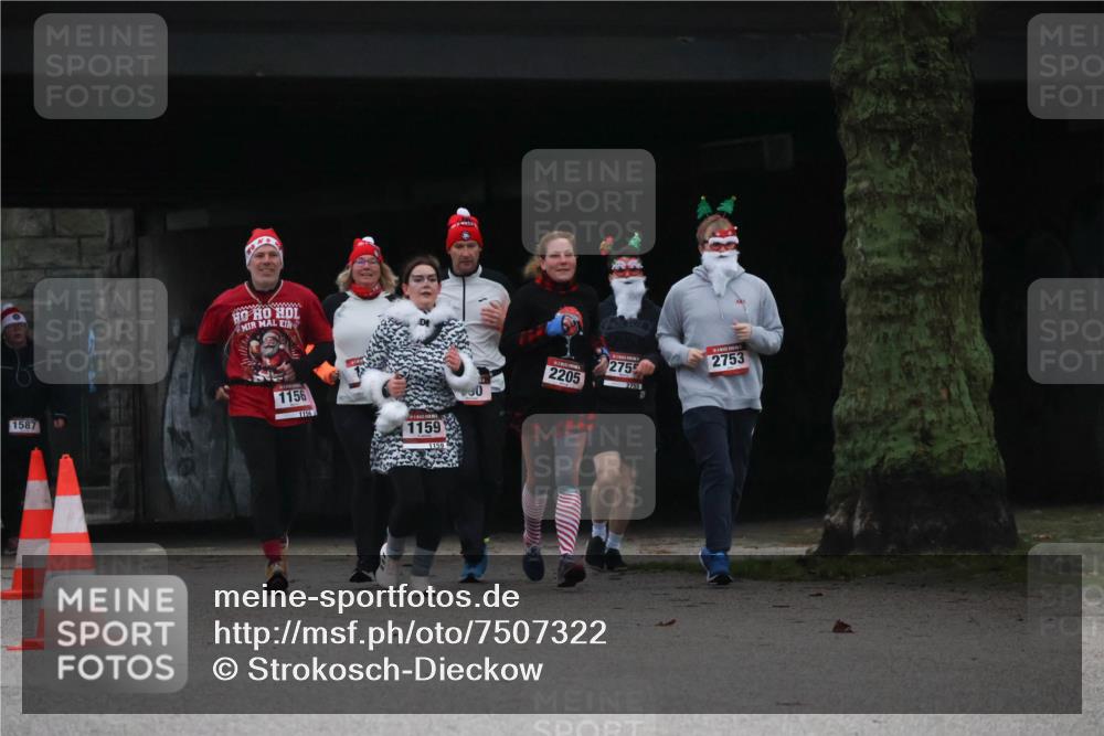 08.12.2024 - St. Pauli X-Mass-Run No. 14 Strokosch-Dieckow http://msf.ph/oto/7507322 08.12.2024 09:44:51 Laufen 1587, 1156, 1156, 1159, 2753, 2755, 2205 meine-sportfotos.de