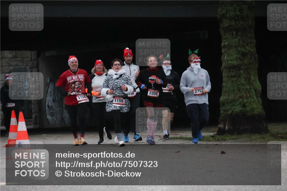 08.12.2024 - St. Pauli X-Mass-Run No. 14 Strokosch-Dieckow http://msf.ph/oto/7507323 08.12.2024 09:44:51 Laufen 1587, 13, 1156, 115, 175, 1159, 1159, 90, 2205, 2753 meine-sportfotos.de
