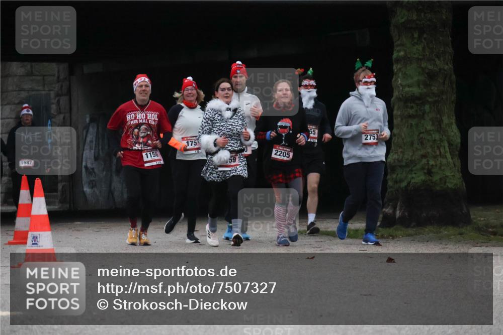 08.12.2024 - St. Pauli X-Mass-Run No. 14 Strokosch-Dieckow http://msf.ph/oto/7507327 08.12.2024 09:44:51 Laufen 1587, 1156, 175, 2205, 55, 2753, 2755 meine-sportfotos.de