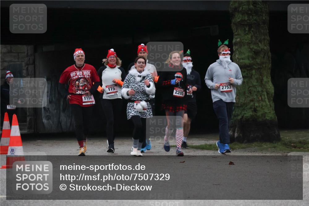 08.12.2024 - St. Pauli X-Mass-Run No. 14 Strokosch-Dieckow http://msf.ph/oto/7507329 08.12.2024 09:44:52 Laufen 1587, 1156, 175, 175, 2205, 2753 meine-sportfotos.de