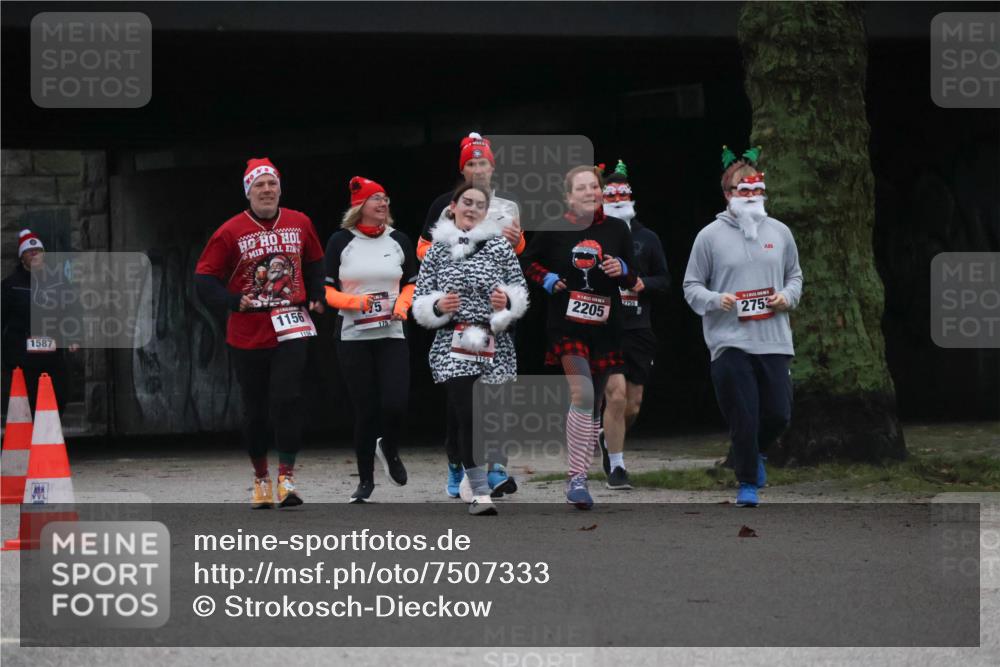 08.12.2024 - St. Pauli X-Mass-Run No. 14 Strokosch-Dieckow http://msf.ph/oto/7507333 08.12.2024 09:44:52 Laufen 1587, 1156, 175, 1159, 2755, 2205, 2753 meine-sportfotos.de