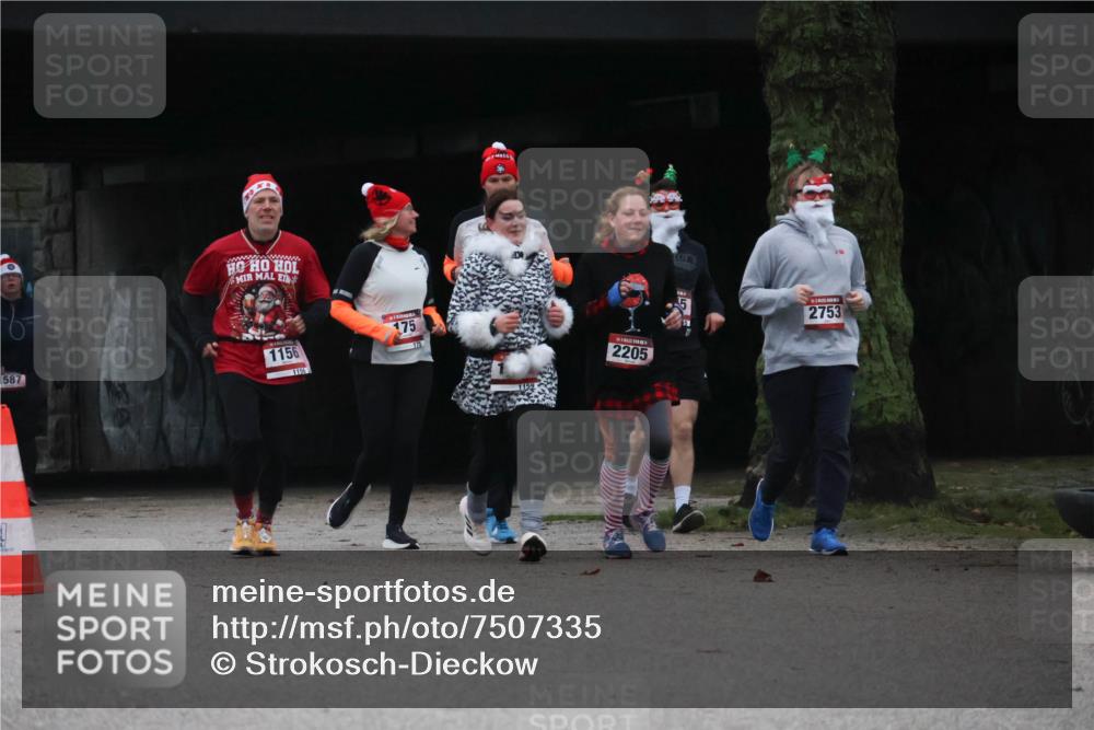 08.12.2024 - St. Pauli X-Mass-Run No. 14 Strokosch-Dieckow http://msf.ph/oto/7507335 08.12.2024 09:44:52 Laufen 1587, 1156, 1156, 175, 175, 2205, 2753 meine-sportfotos.de