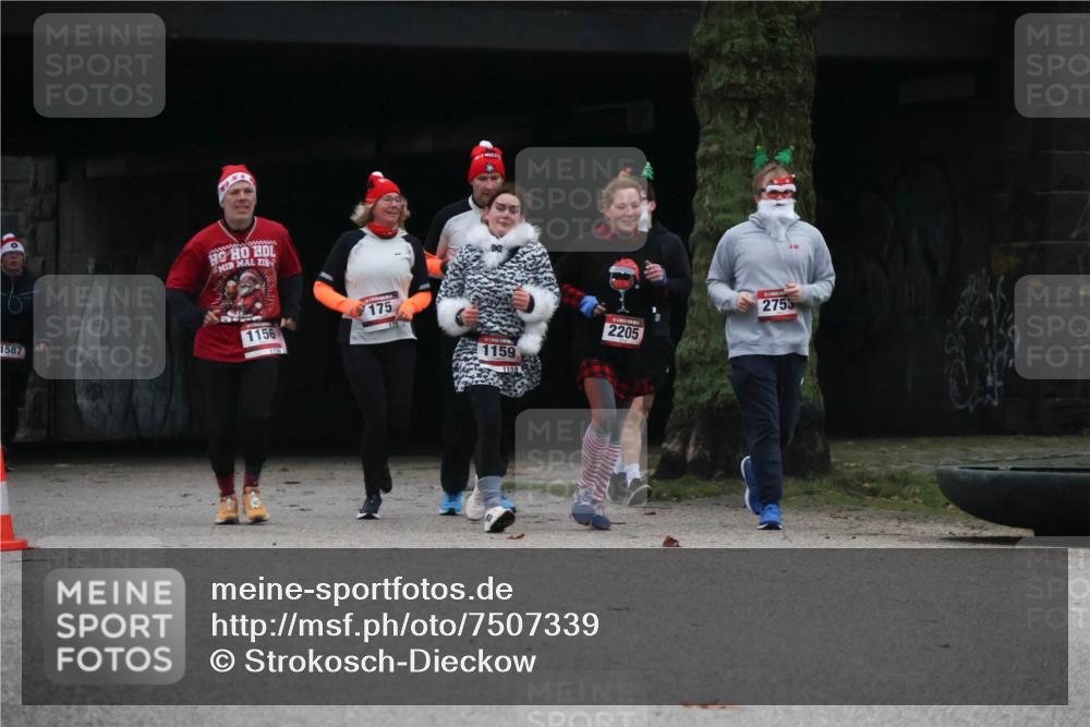 08.12.2024 - St. Pauli X-Mass-Run No. 14 Strokosch-Dieckow http://msf.ph/oto/7507339 08.12.2024 09:44:52 Laufen 1587, 175, 1156, 2205, 1159, 2753 meine-sportfotos.de