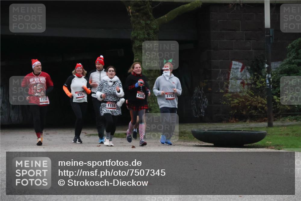 08.12.2024 - St. Pauli X-Mass-Run No. 14 Strokosch-Dieckow http://msf.ph/oto/7507345 08.12.2024 09:44:53 Laufen 1156, 175, 1159, 2205, 2753 meine-sportfotos.de