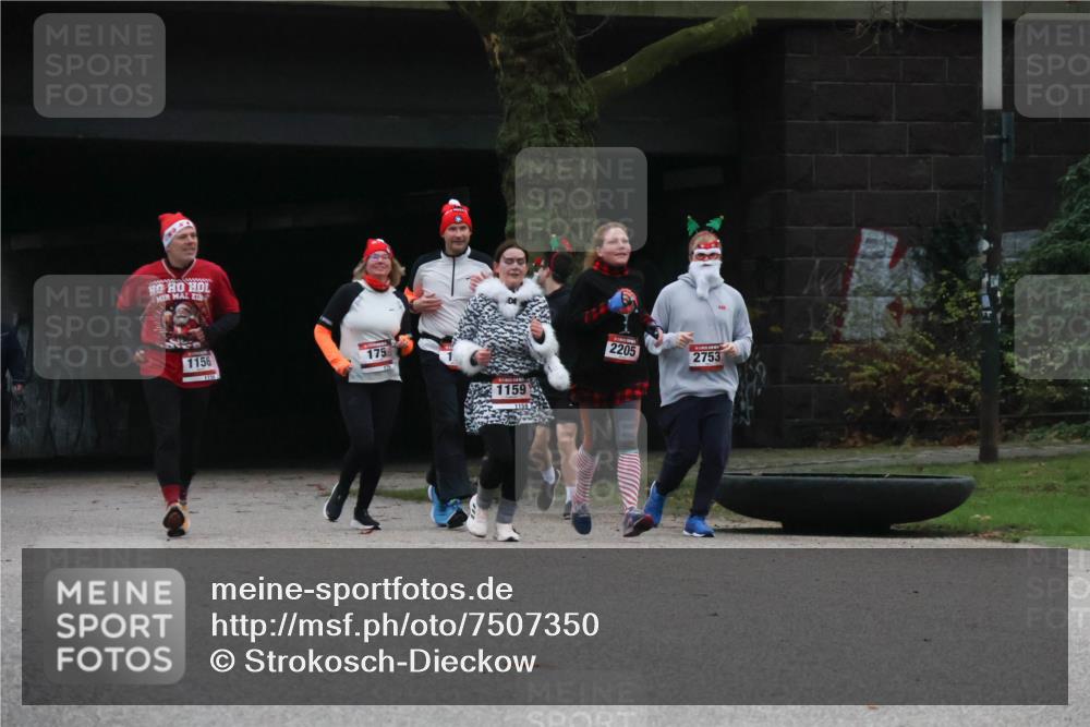 08.12.2024 - St. Pauli X-Mass-Run No. 14 Strokosch-Dieckow http://msf.ph/oto/7507350 08.12.2024 09:44:54 Laufen 1156, 175, 2205, 2753, 1159 meine-sportfotos.de