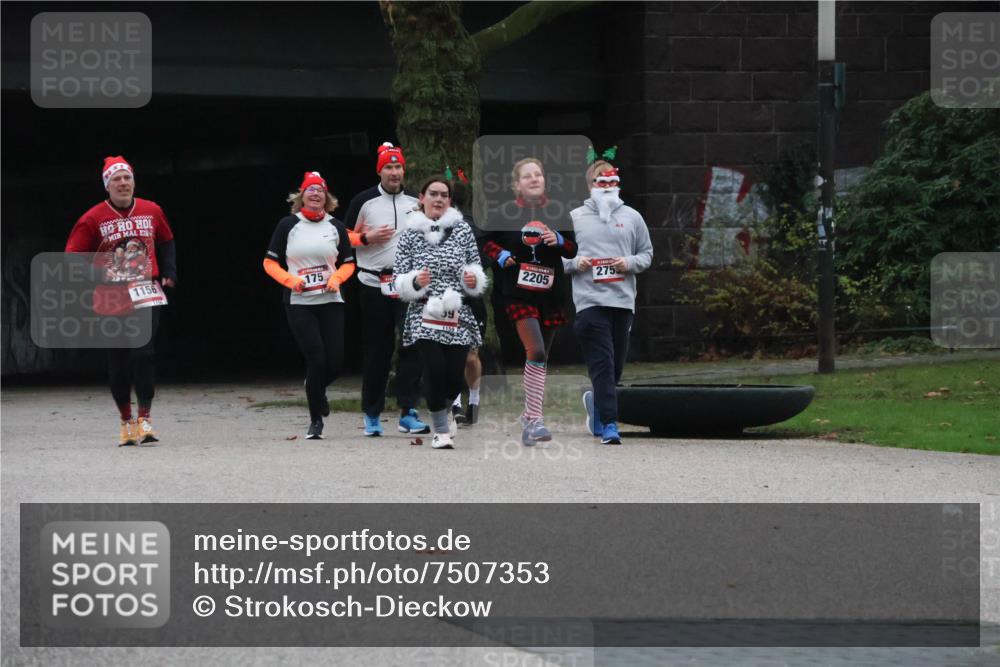 08.12.2024 - St. Pauli X-Mass-Run No. 14 Strokosch-Dieckow http://msf.ph/oto/7507353 08.12.2024 09:44:54 Laufen 1156, 175, 2205, 2753 meine-sportfotos.de