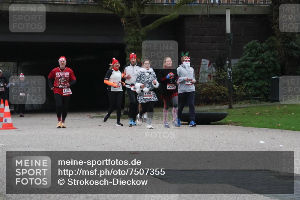 08.12.2024 - St. Pauli X-Mass-Run No. 14 Strokosch-Dieckow http://msf.ph/oto/7507355 08.12.2024 09:44:54 Laufen 394, 1587, 1156, 196, 2205, 2756 meine-sportfotos.de