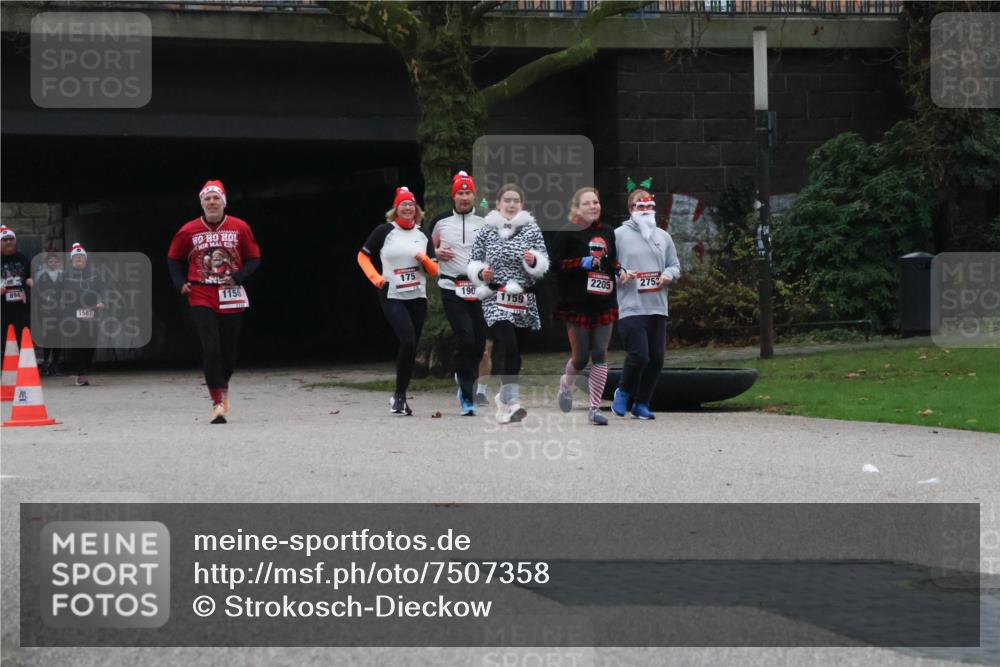 08.12.2024 - St. Pauli X-Mass-Run No. 14 Strokosch-Dieckow http://msf.ph/oto/7507358 08.12.2024 09:44:54 Laufen 894, 1587, 175, 1156, 190, 1159, 1159, 2205, 2752 meine-sportfotos.de