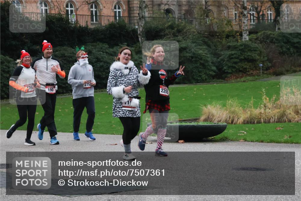 08.12.2024 - St. Pauli X-Mass-Run No. 14 Strokosch-Dieckow http://msf.ph/oto/7507361 08.12.2024 09:44:59 Laufen 75, 190, 2753, 2205 meine-sportfotos.de