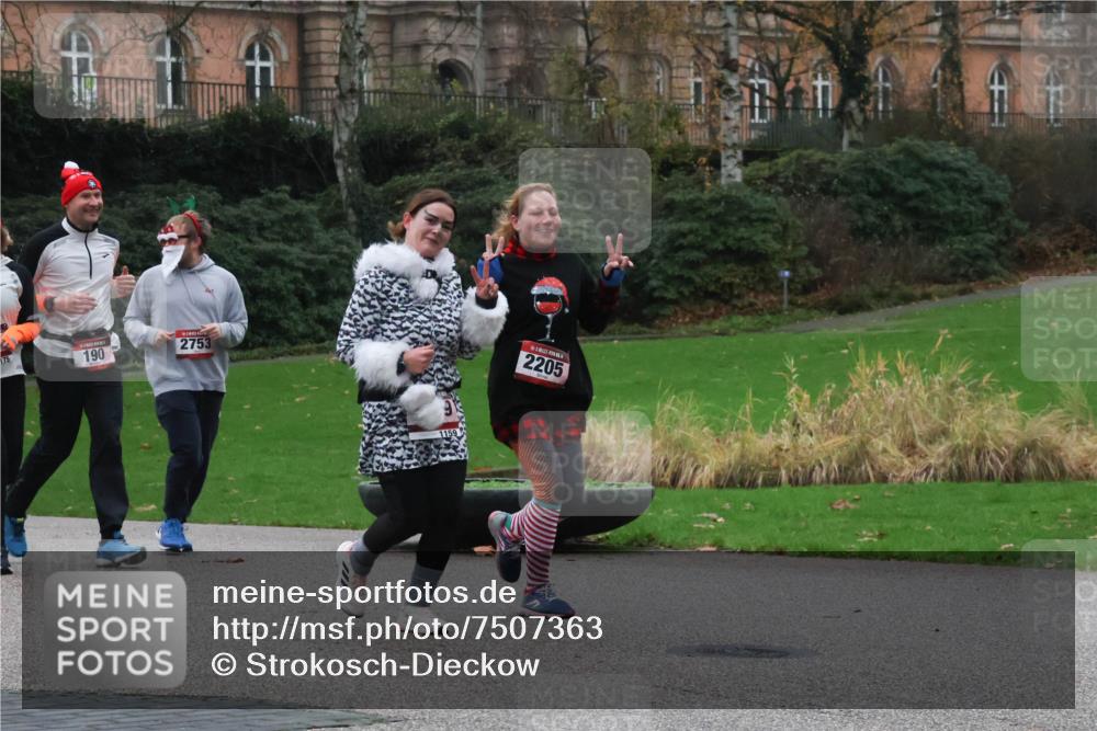 08.12.2024 - St. Pauli X-Mass-Run No. 14 Strokosch-Dieckow http://msf.ph/oto/7507363 08.12.2024 09:45:00 Laufen 175, 190, 2753, 1159, 2205 meine-sportfotos.de
