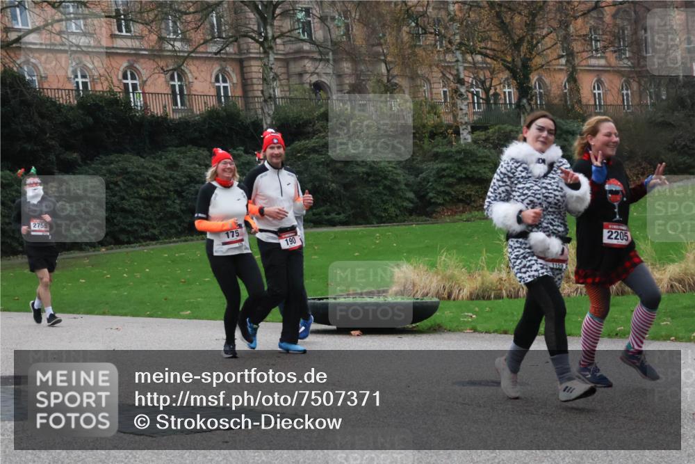 08.12.2024 - St. Pauli X-Mass-Run No. 14 Strokosch-Dieckow http://msf.ph/oto/7507371 08.12.2024 09:45:00 Laufen 2755, 175, 190, 1159, 2205 meine-sportfotos.de