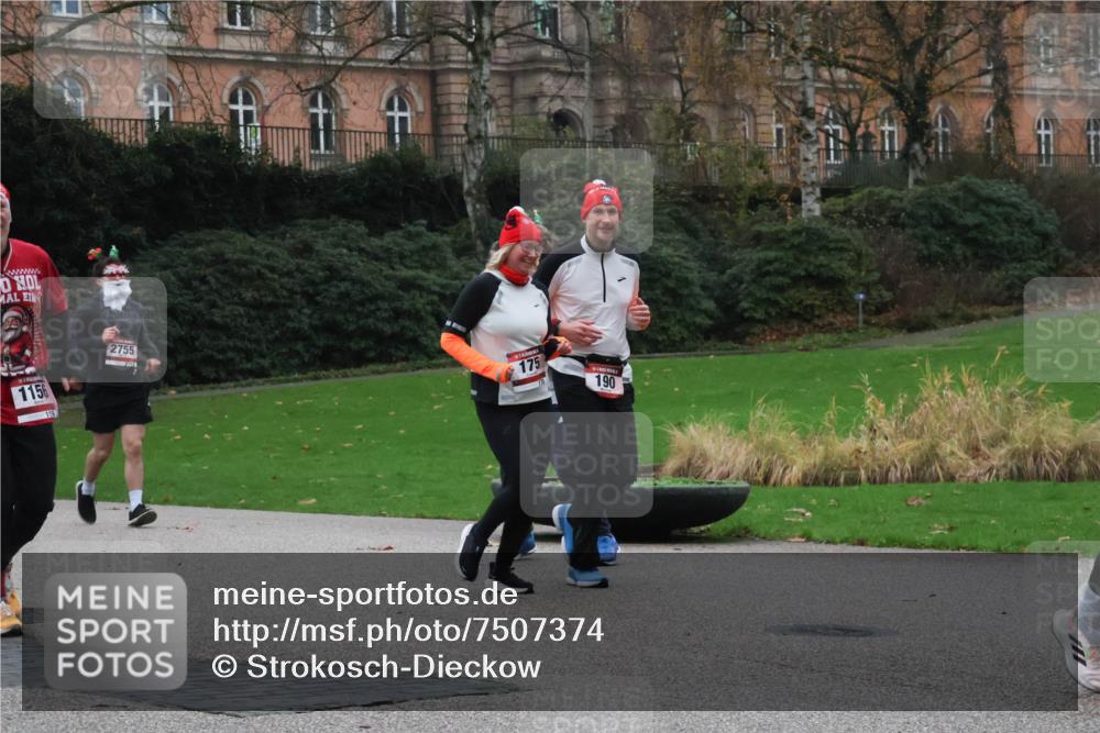 08.12.2024 - St. Pauli X-Mass-Run No. 14 Strokosch-Dieckow http://msf.ph/oto/7507374 08.12.2024 09:45:01 Laufen 1156, 2755, 175, 190 meine-sportfotos.de