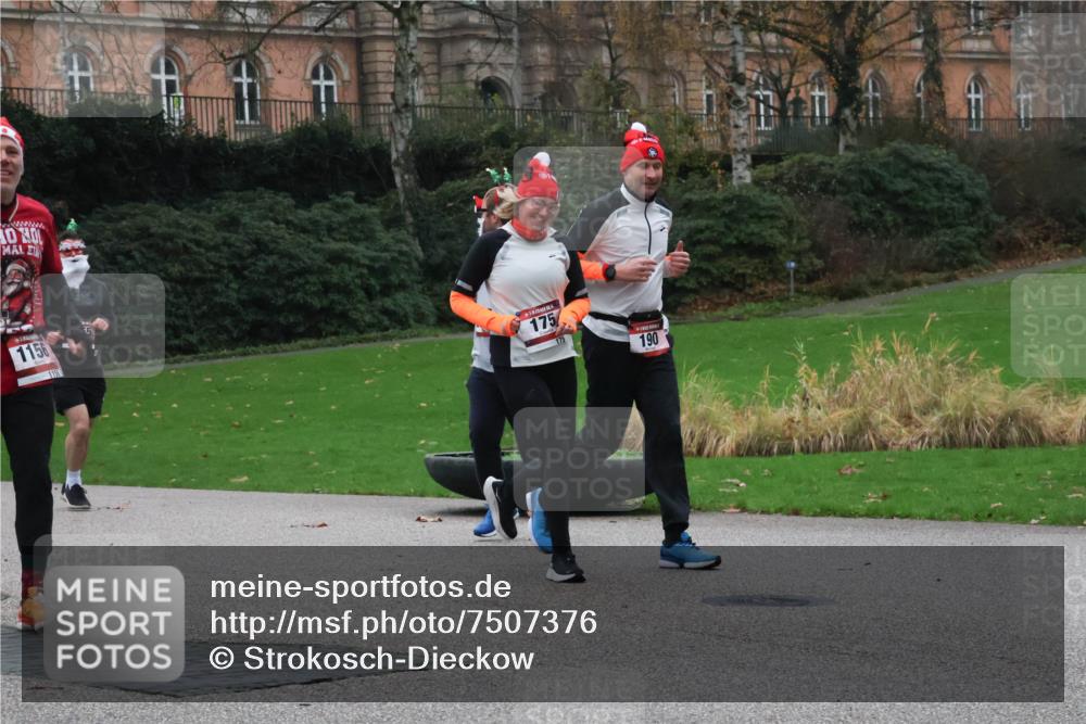 08.12.2024 - St. Pauli X-Mass-Run No. 14 Strokosch-Dieckow http://msf.ph/oto/7507376 08.12.2024 09:45:01 Laufen 10, 1156, 115, 175, 190 meine-sportfotos.de
