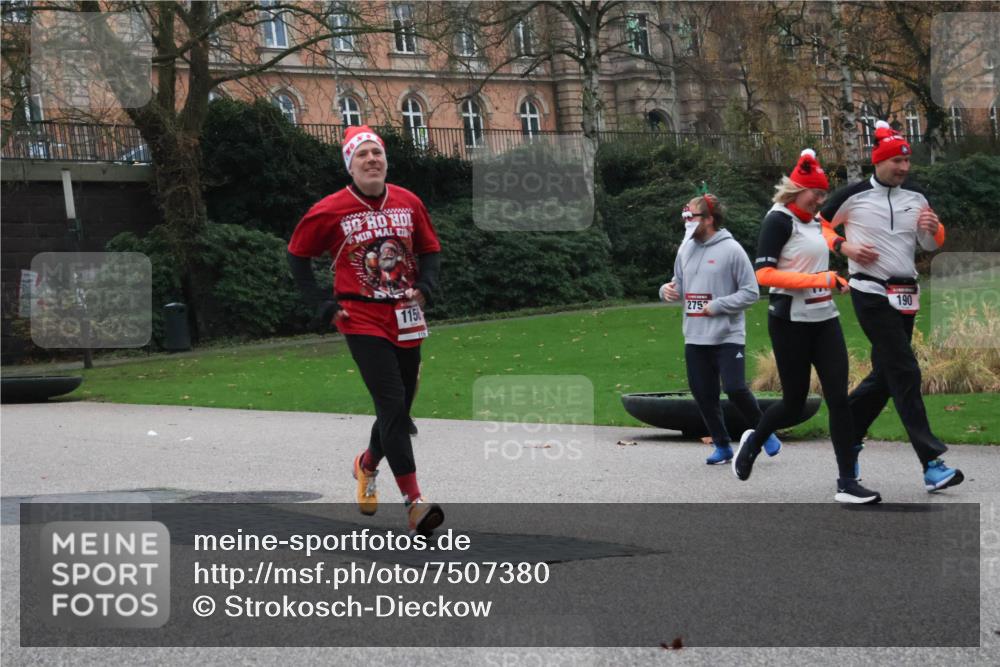 08.12.2024 - St. Pauli X-Mass-Run No. 14 Strokosch-Dieckow http://msf.ph/oto/7507380 08.12.2024 09:45:01 Laufen 115, 275, 190 meine-sportfotos.de