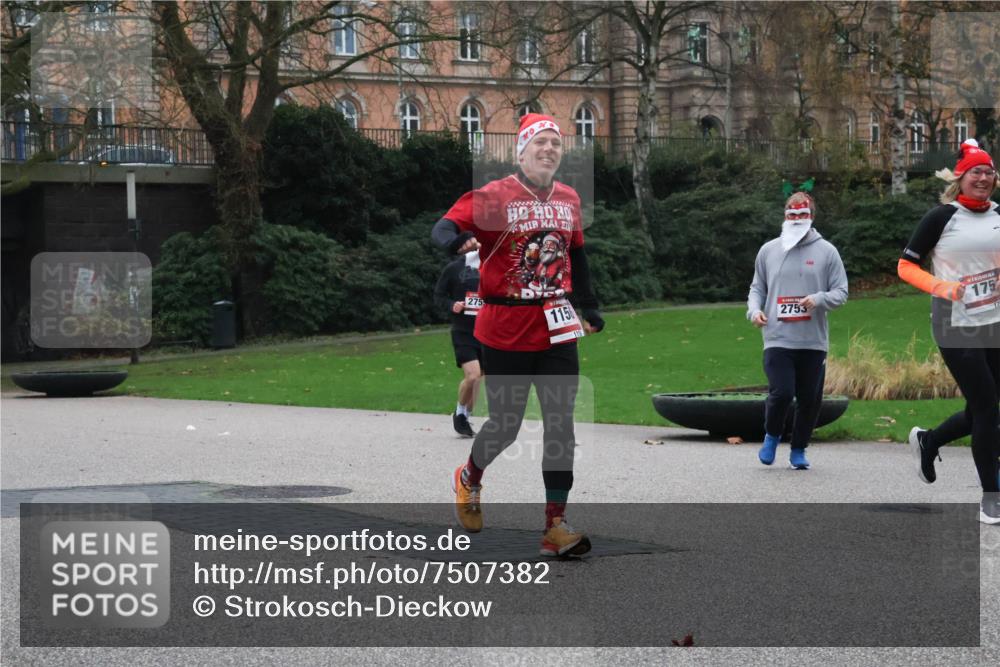 08.12.2024 - St. Pauli X-Mass-Run No. 14 Strokosch-Dieckow http://msf.ph/oto/7507382 08.12.2024 09:45:02 Laufen 275, 1156, 2753, 175 meine-sportfotos.de