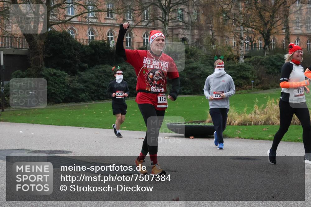 08.12.2024 - St. Pauli X-Mass-Run No. 14 Strokosch-Dieckow http://msf.ph/oto/7507384 08.12.2024 09:45:02 Laufen 2755, 275, 1158, 1156, 275, 175 meine-sportfotos.de