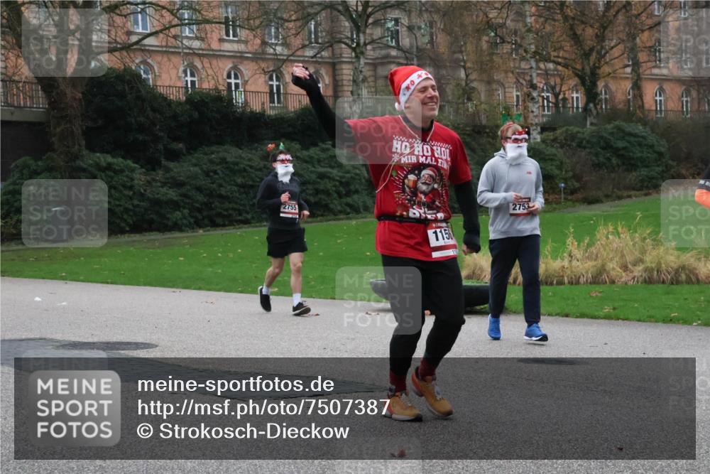08.12.2024 - St. Pauli X-Mass-Run No. 14 Strokosch-Dieckow http://msf.ph/oto/7507387 08.12.2024 09:45:02 Laufen 2755, 1156, 2753 meine-sportfotos.de