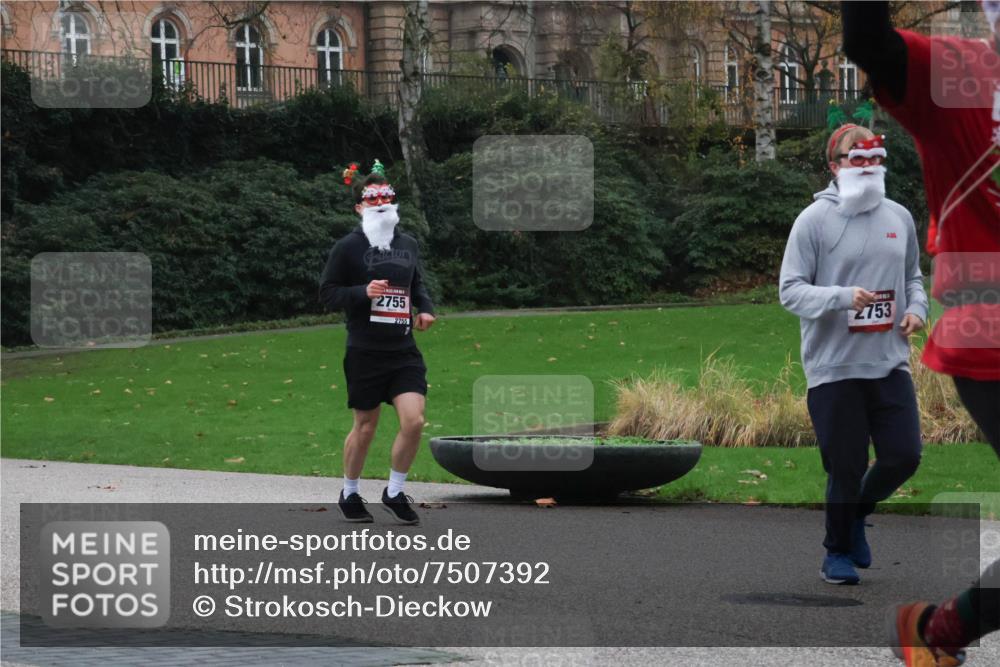 08.12.2024 - St. Pauli X-Mass-Run No. 14 Strokosch-Dieckow http://msf.ph/oto/7507392 08.12.2024 09:45:03 Laufen 2755, 2755, 2753 meine-sportfotos.de