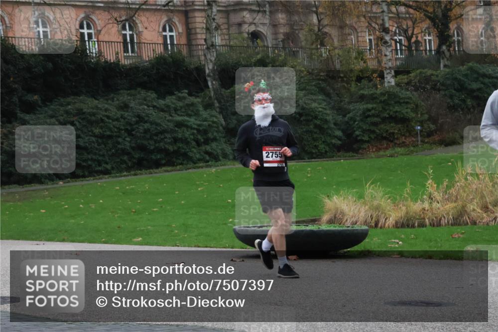 08.12.2024 - St. Pauli X-Mass-Run No. 14 Strokosch-Dieckow http://msf.ph/oto/7507397 08.12.2024 09:45:03 Laufen 2755, 2755 meine-sportfotos.de