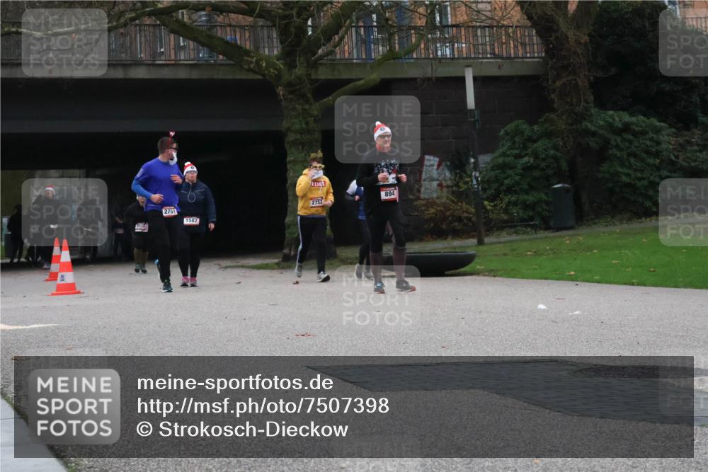 08.12.2024 - St. Pauli X-Mass-Run No. 14 Strokosch-Dieckow http://msf.ph/oto/7507398 08.12.2024 09:45:04 Laufen 2514, 2751, 894, 2752, 1587 meine-sportfotos.de