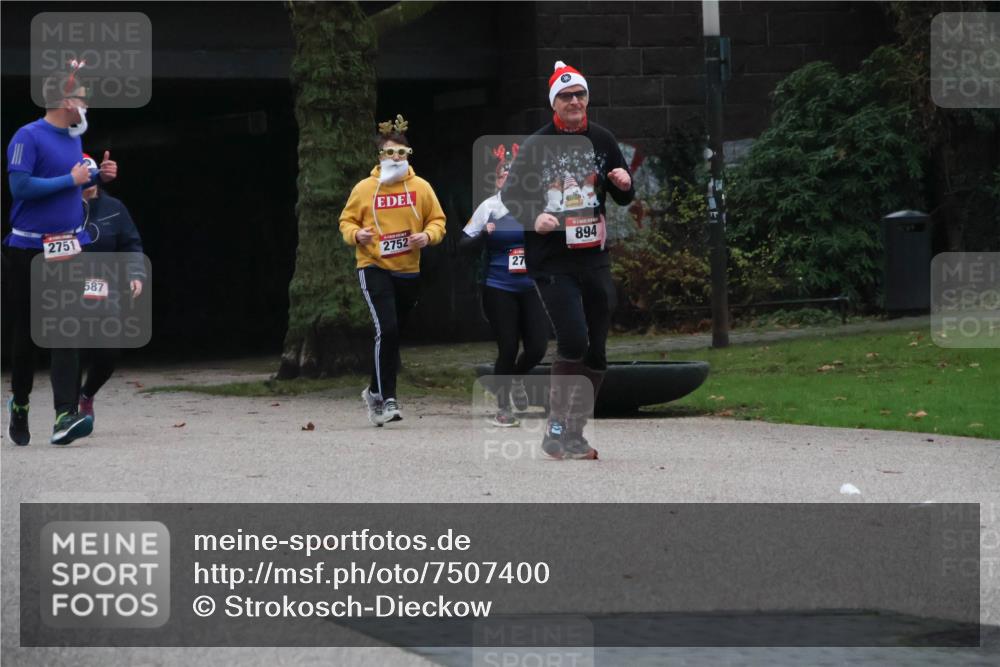 08.12.2024 - St. Pauli X-Mass-Run No. 14 Strokosch-Dieckow http://msf.ph/oto/7507400 08.12.2024 09:45:04 Laufen 2751, 587, 2752, 27, 894 meine-sportfotos.de