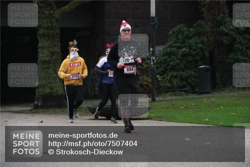 08.12.2024 - St. Pauli X-Mass-Run No. 14 Strokosch-Dieckow http://msf.ph/oto/7507404 08.12.2024 09:45:04 Laufen 2752, 27, 894 meine-sportfotos.de