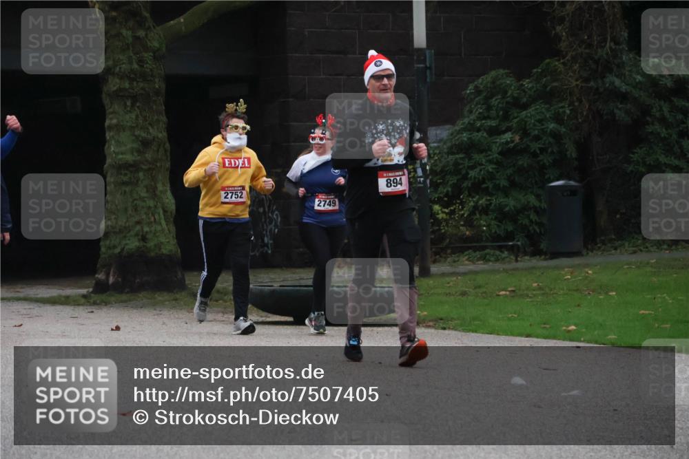 08.12.2024 - St. Pauli X-Mass-Run No. 14 Strokosch-Dieckow http://msf.ph/oto/7507405 08.12.2024 09:45:05 Laufen 2752, 2749, 894 meine-sportfotos.de