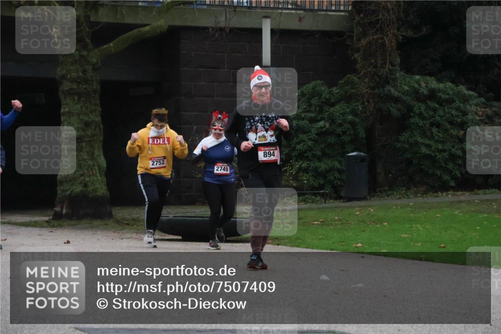 08.12.2024 - St. Pauli X-Mass-Run No. 14 Strokosch-Dieckow http://msf.ph/oto/7507409 08.12.2024 09:45:05 Laufen 2752, 2749, 894 meine-sportfotos.de