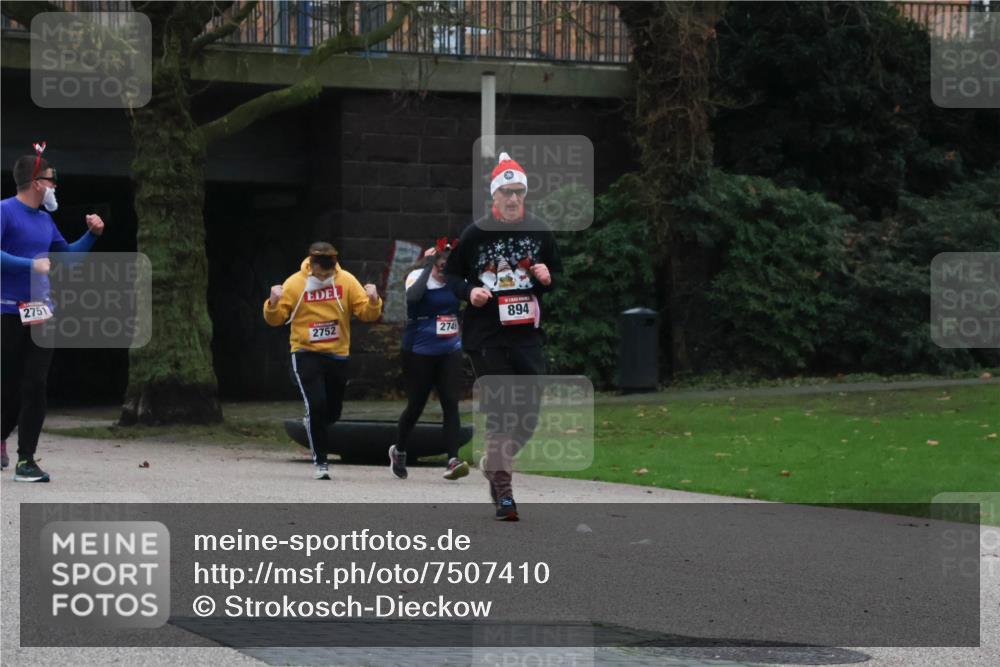 08.12.2024 - St. Pauli X-Mass-Run No. 14 Strokosch-Dieckow http://msf.ph/oto/7507410 08.12.2024 09:45:05 Laufen 2751, 2752, 2749, 894 meine-sportfotos.de