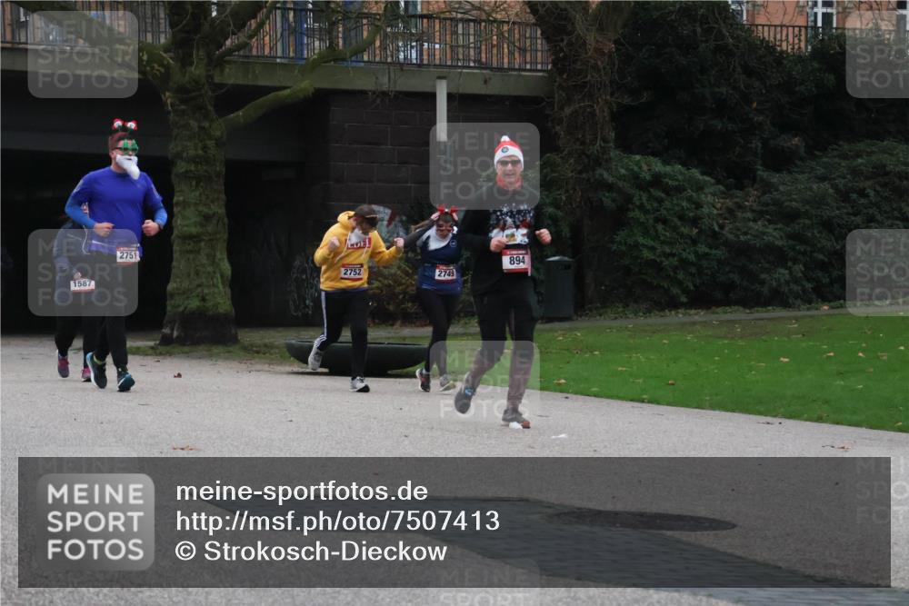 08.12.2024 - St. Pauli X-Mass-Run No. 14 Strokosch-Dieckow http://msf.ph/oto/7507413 08.12.2024 09:45:05 Laufen 1587, 2751, 2752, 2749, 894 meine-sportfotos.de