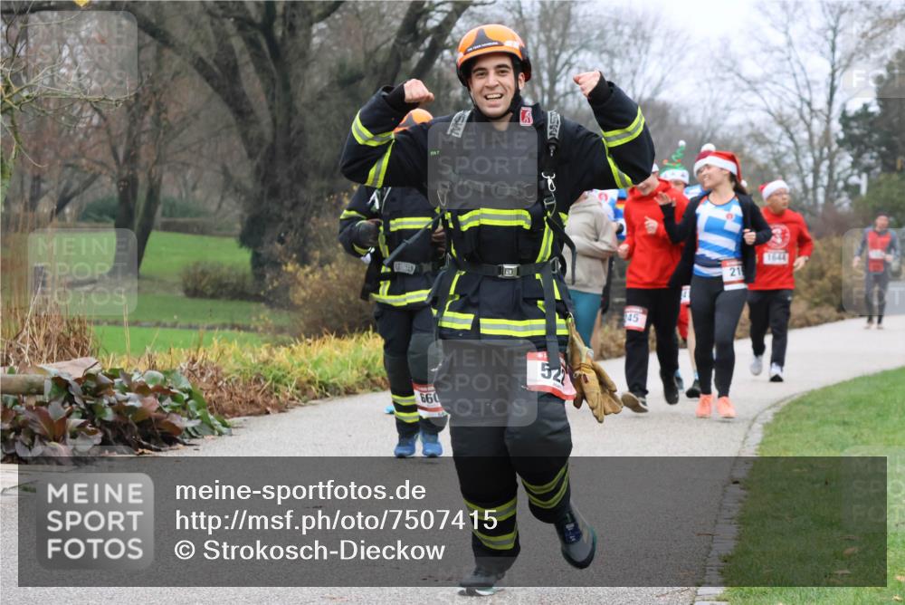 08.12.2024 - St. Pauli X-Mass-Run No. 14 Strokosch-Dieckow http://msf.ph/oto/7507415 08.12.2024 10:51:36 Laufen 660, 52, 45, 219, 1644 meine-sportfotos.de