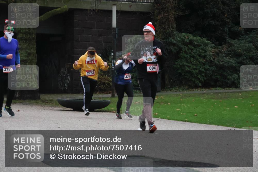 08.12.2024 - St. Pauli X-Mass-Run No. 14 Strokosch-Dieckow http://msf.ph/oto/7507416 08.12.2024 09:45:06 Laufen 2751, 2752, 2749, 894 meine-sportfotos.de