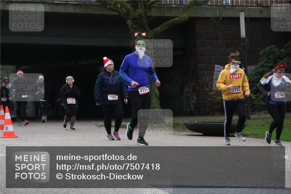 08.12.2024 - St. Pauli X-Mass-Run No. 14 Strokosch-Dieckow http://msf.ph/oto/7507418 08.12.2024 09:45:06 Laufen 1587, 2513, 2751, 2752, 2749 meine-sportfotos.de