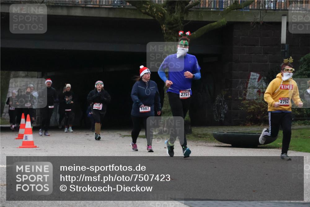 08.12.2024 - St. Pauli X-Mass-Run No. 14 Strokosch-Dieckow http://msf.ph/oto/7507423 08.12.2024 09:45:06 Laufen 273, 1007, 2513, 1587, 2751, 2752 meine-sportfotos.de