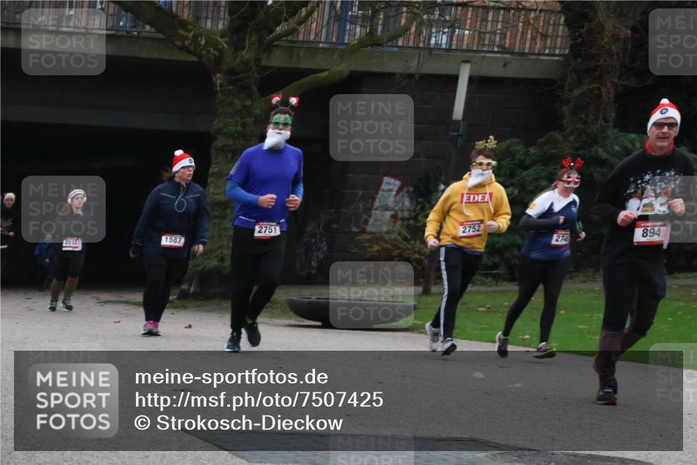 08.12.2024 - St. Pauli X-Mass-Run No. 14 Strokosch-Dieckow http://msf.ph/oto/7507425 08.12.2024 09:45:06 Laufen 2751, 2752, 2513, 1587, 274, 894 meine-sportfotos.de