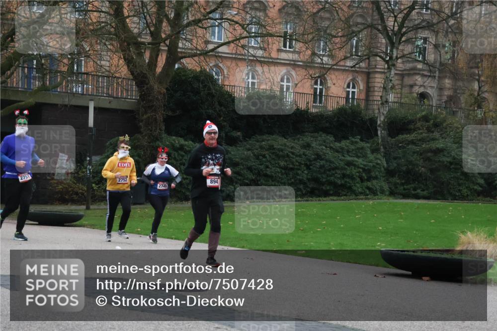 08.12.2024 - St. Pauli X-Mass-Run No. 14 Strokosch-Dieckow http://msf.ph/oto/7507428 08.12.2024 09:45:07 Laufen 2751, 2752, 2749, 894 meine-sportfotos.de