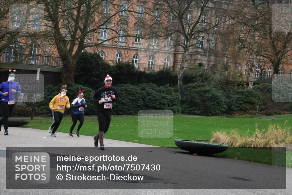 08.12.2024 - St. Pauli X-Mass-Run No. 14 Strokosch-Dieckow http://msf.ph/oto/7507430 08.12.2024 09:45:07 Laufen 2751, 2752, 274, 894 meine-sportfotos.de