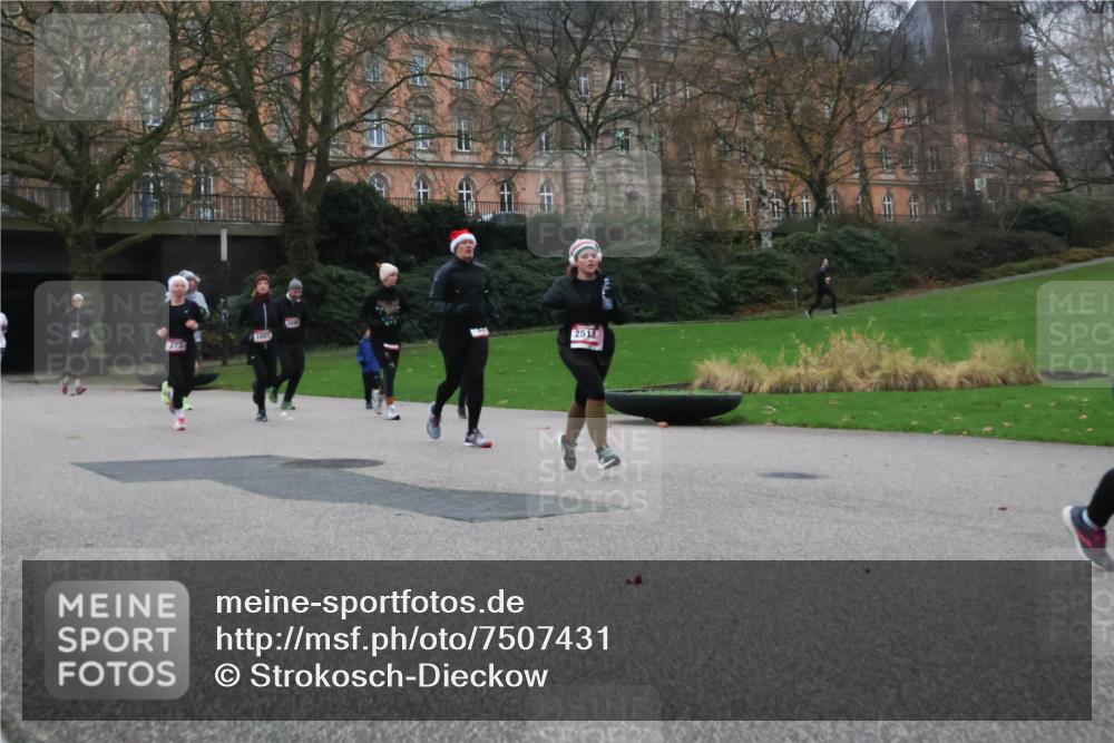 08.12.2024 - St. Pauli X-Mass-Run No. 14 Strokosch-Dieckow http://msf.ph/oto/7507431 08.12.2024 09:45:17 Laufen 2513 meine-sportfotos.de