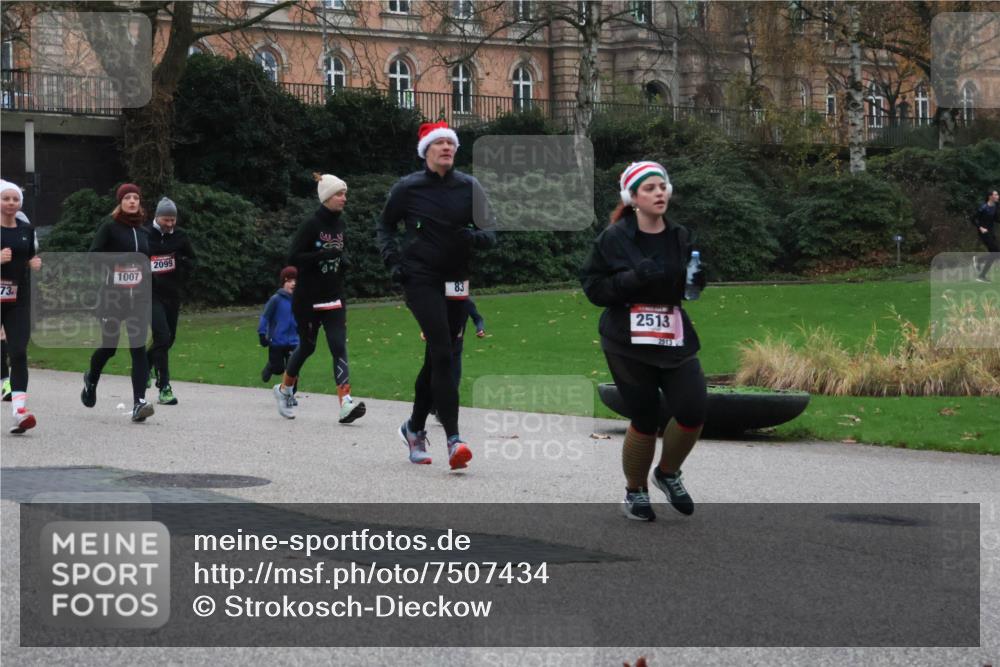 08.12.2024 - St. Pauli X-Mass-Run No. 14 Strokosch-Dieckow http://msf.ph/oto/7507434 08.12.2024 09:45:18 Laufen 73, 1007, 2099, 83, 2513, 2513 meine-sportfotos.de