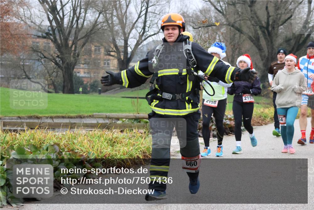 08.12.2024 - St. Pauli X-Mass-Run No. 14 Strokosch-Dieckow http://msf.ph/oto/7507436 08.12.2024 10:51:39 Laufen 2157, 5, 2158, 660, 66, 34, 234, 179 meine-sportfotos.de