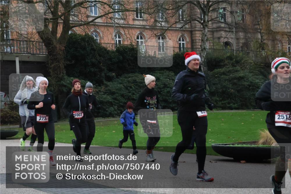 08.12.2024 - St. Pauli X-Mass-Run No. 14 Strokosch-Dieckow http://msf.ph/oto/7507440 08.12.2024 09:45:18 Laufen 1007, 273, 85, 3, 2513, 2513 meine-sportfotos.de