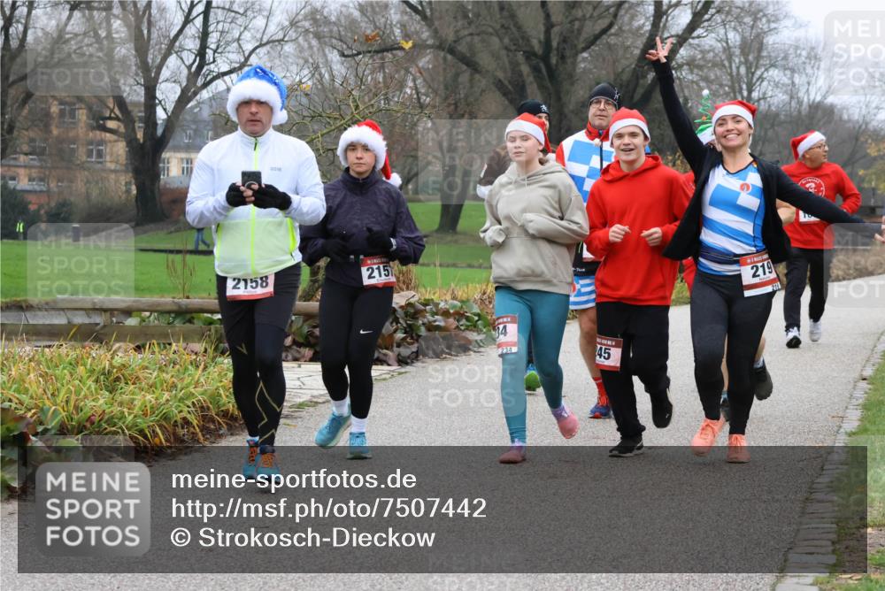 08.12.2024 - St. Pauli X-Mass-Run No. 14 Strokosch-Dieckow http://msf.ph/oto/7507442 08.12.2024 10:51:40 Laufen 2158, 2157, 219, 219, 34, 234, 45 meine-sportfotos.de