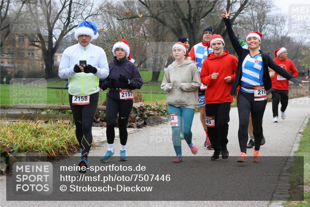 08.12.2024 - St. Pauli X-Mass-Run No. 14 Strokosch-Dieckow http://msf.ph/oto/7507446 08.12.2024 10:51:41 Laufen 2158, 2157, 219, 34, 234, 45, 164 meine-sportfotos.de