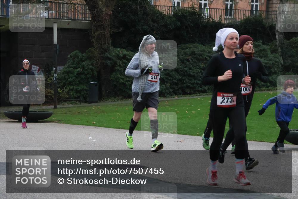 08.12.2024 - St. Pauli X-Mass-Run No. 14 Strokosch-Dieckow http://msf.ph/oto/7507455 08.12.2024 09:45:20 Laufen 168, 513, 273, 1007 meine-sportfotos.de