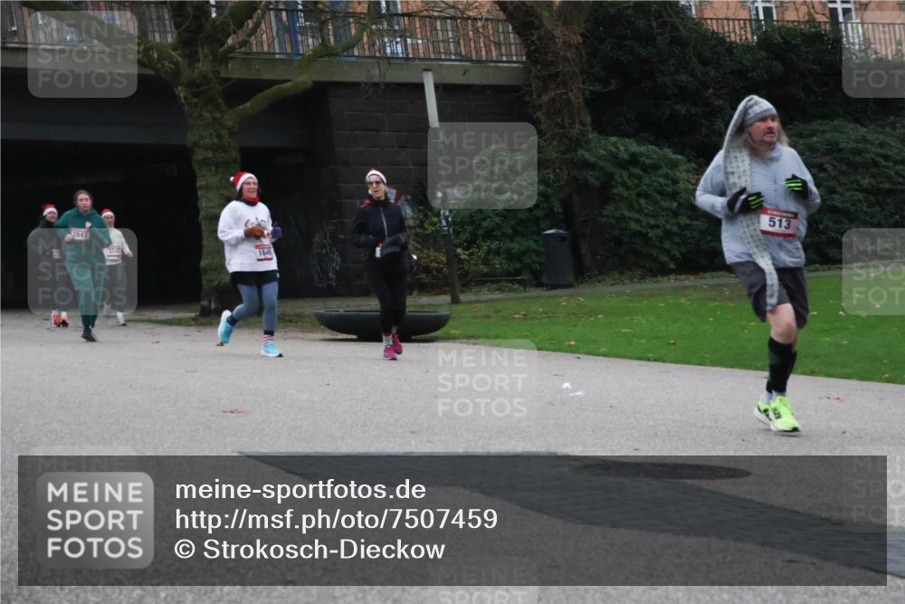 08.12.2024 - St. Pauli X-Mass-Run No. 14 Strokosch-Dieckow http://msf.ph/oto/7507459 08.12.2024 09:45:20 Laufen 2847, 334, 1646, 513 meine-sportfotos.de