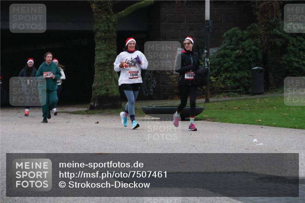 08.12.2024 - St. Pauli X-Mass-Run No. 14 Strokosch-Dieckow http://msf.ph/oto/7507461 08.12.2024 09:45:20 Laufen 847, 1646, 1685 meine-sportfotos.de