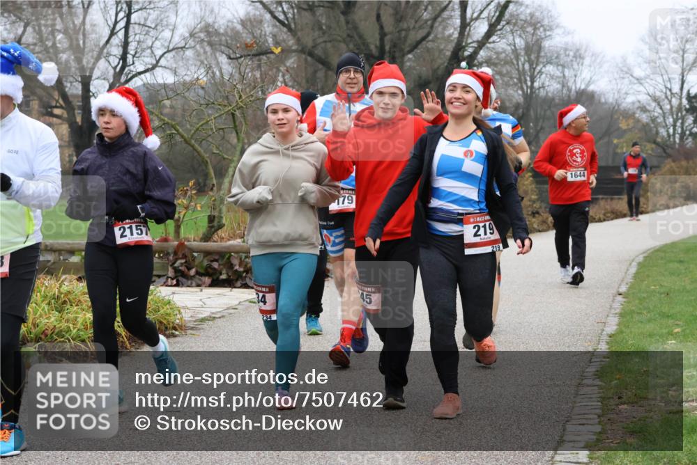 08.12.2024 - St. Pauli X-Mass-Run No. 14 Strokosch-Dieckow http://msf.ph/oto/7507462 08.12.2024 10:51:41 Laufen 2157, 34, 234, 179, 14, 45, 219, 1644 meine-sportfotos.de