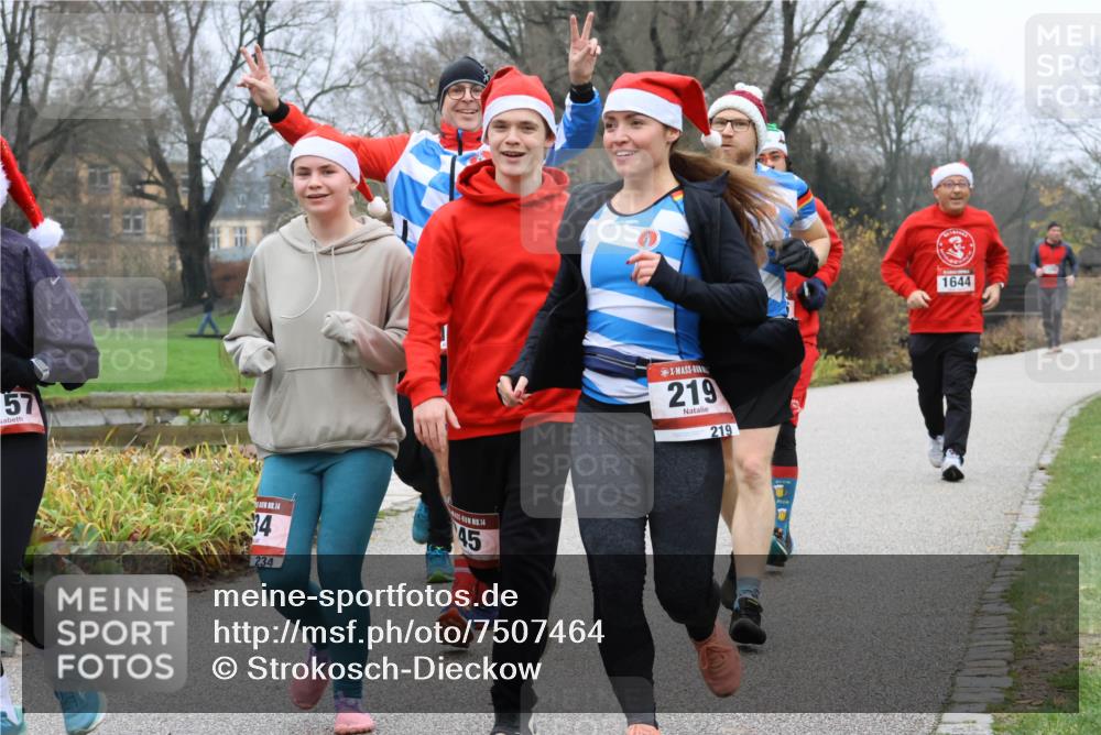 08.12.2024 - St. Pauli X-Mass-Run No. 14 Strokosch-Dieckow http://msf.ph/oto/7507464 08.12.2024 10:51:42 Laufen 57, 14, 34, 234, 45, 219, 219, 1644 meine-sportfotos.de