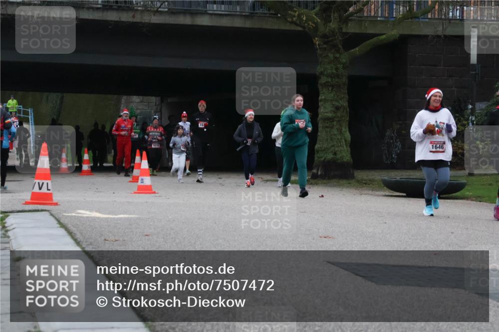 08.12.2024 - St. Pauli X-Mass-Run No. 14 Strokosch-Dieckow http://msf.ph/oto/7507472 08.12.2024 09:45:21 Laufen 1610, 164, 1646 meine-sportfotos.de